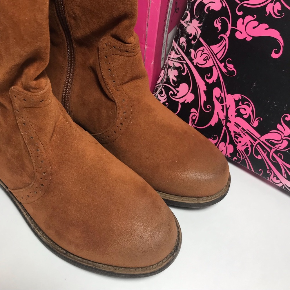 Qupid Rust Brown Vegan Suede Knee High Flat Bottom Boots Size 6 NIB - Picture 8 of 14